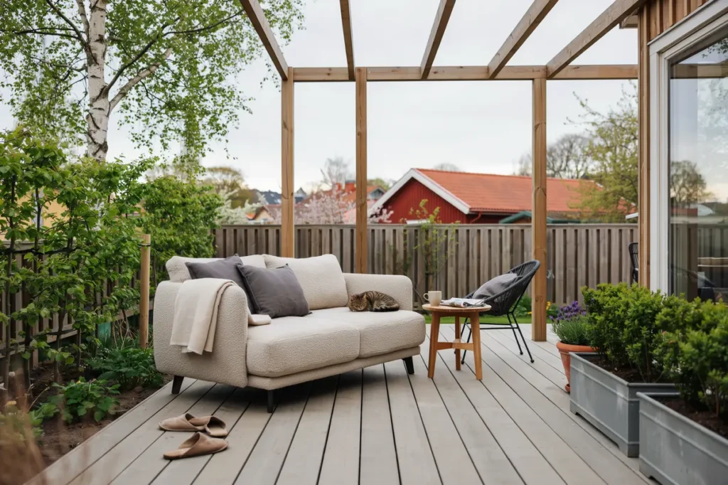 uteplats med tr d ck och pergola byggd p hisingen g teborg